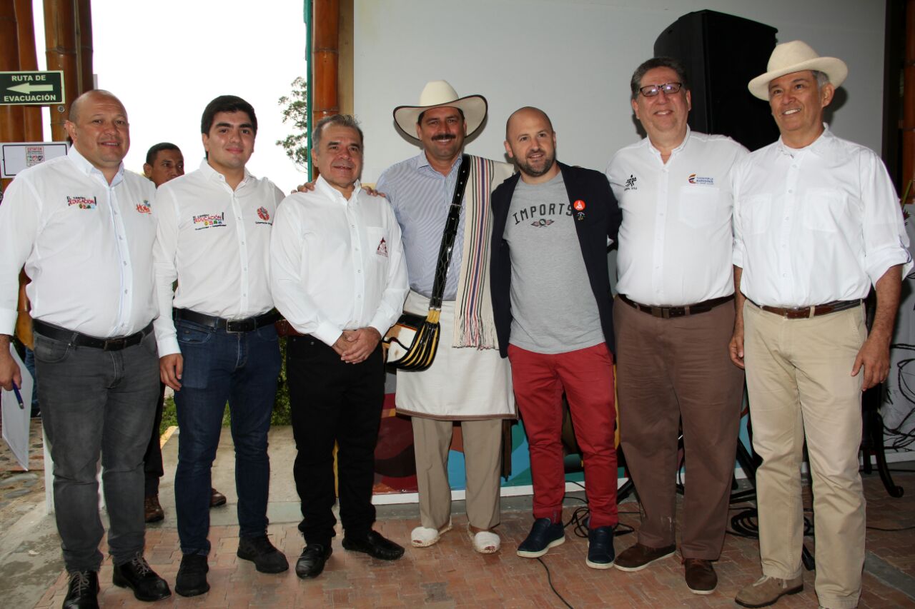Ricardo Villareal, secretario de Agricultura; Juan Sebastián Gutiérrez, jefe de la oficina de Productividad;  Jorge Montenegro, director ejecutivo del Comité de Cafeteros del Huila; Juan Valdez, Francesco Sanapo, director del Reality; Luis Alberto Tamayo, director del SENA y Armando Saavedra, director de Planeación Departamental.